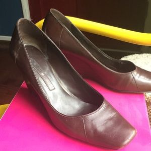 Bandolino brown leather closed toe wedges